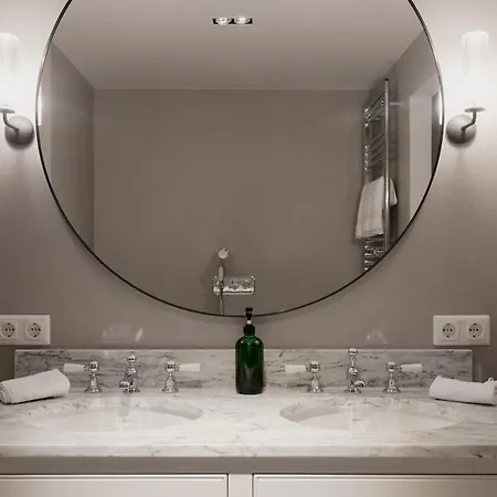 Design & Pool In Famous Wine Region